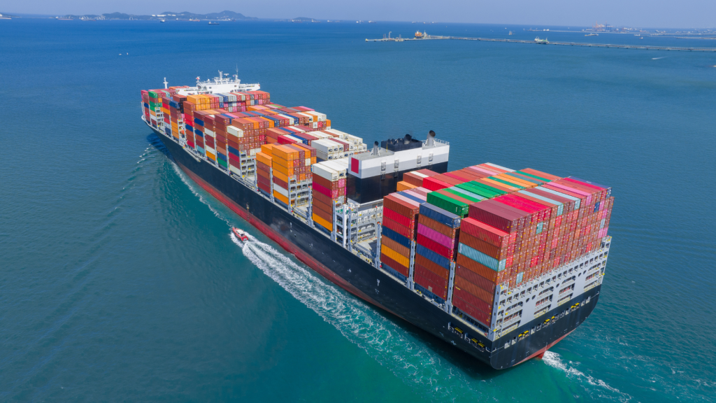Frete marítimo reage à escalada geopolítica e volta a pressionar custos em março
