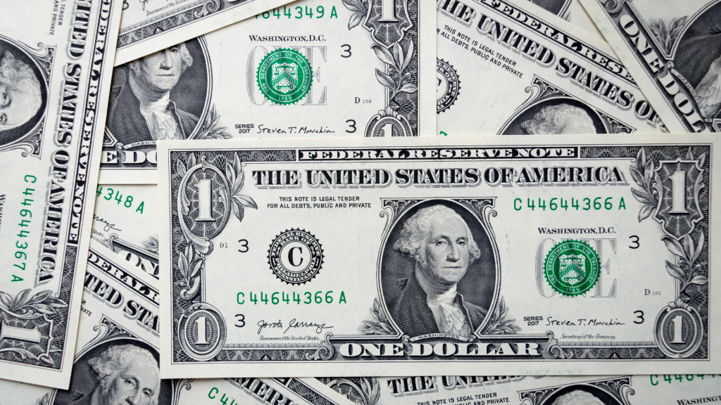 Dólar cai em abril e fecha abaixo de R$ 5,00